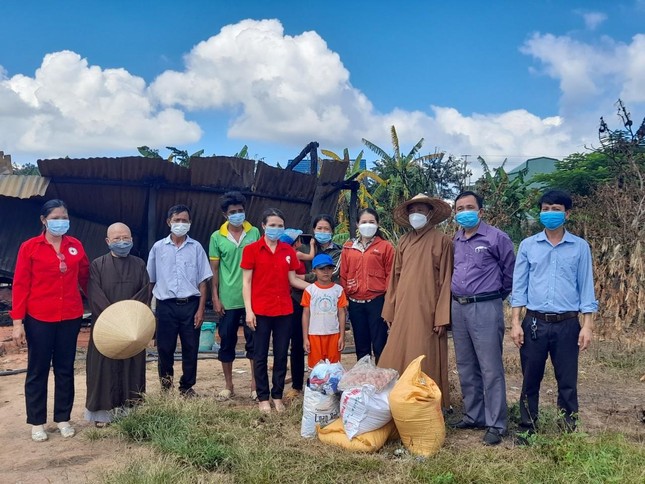 Đại đức Thích Nguyên Chơn và các thành viên trong đoàn tặng nhu yếu phẩm đến gia đình ông Mang Văn Khánh