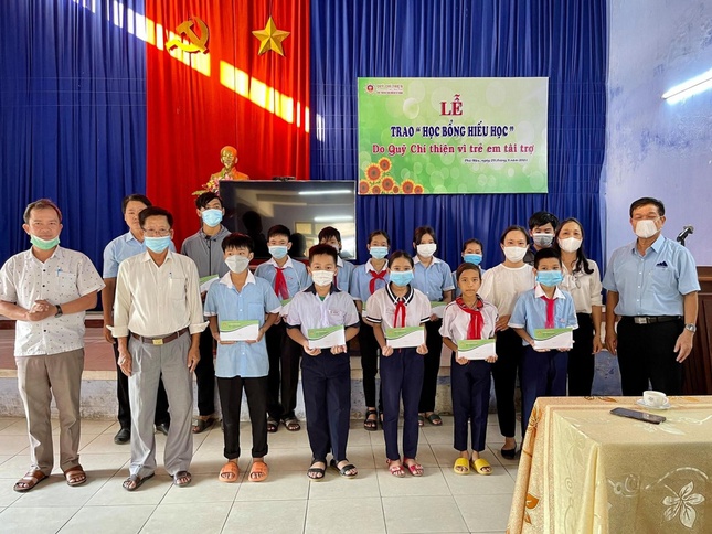 Hội Bảo trợ Người khuyết tật và Trẻ mồ côi tỉnh Thừa Thiên Huế phối hợp với Quỹ "Chí thiện vì trẻ em" trao học bổng cho học sinh nghèo học giỏi huyện Quảng Điền, xã Phú Mậu