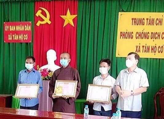 Đại đức Thích Chơn Trí cùng hai cá nhân khác nhận Bằng khen của Chủ tịch UBND tỉnh Đồng Tháp do ông Trần Văn Cường, Ủy viên Ban Thường vụ Tỉnh ủy, Trưởng ban Tổ chức Tỉnh ủy trao tặng Đại đức Thích Chơn Trí cùng hai cá nhân khác nhận Bằng khen của Chủ tịch UBND tỉnh Đồng Tháp do ông Trần Văn Cường, Ủy viên Ban Thường vụ Tỉnh ủy, Trưởng ban Tổ chức Tỉnh ủy trao tặng