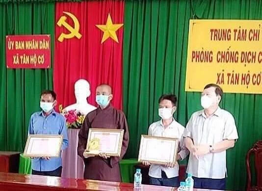 Đại đức Thích Chơn Trí cùng hai cá nhân khác nhận Bằng khen của Chủ tịch UBND tỉnh Đồng Tháp do ông Trần Văn Cường, Ủy viên Ban Thường vụ Tỉnh ủy, Trưởng ban Tổ chức Tỉnh ủy trao tặng