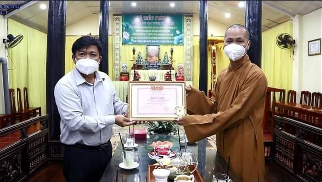 Ông Võ Ngọc Thành, Phó Chủ tịch Ủy ban MTTQVN tỉnh Đồng Tháp trao tặng Bằng khen đến Đại đức Thích Minh Phước Ông Võ Ngọc Thành, Phó Chủ tịch Ủy ban MTTQVN tỉnh Đồng Tháp trao tặng Bằng khen đến Đại đức Thích Minh Phước