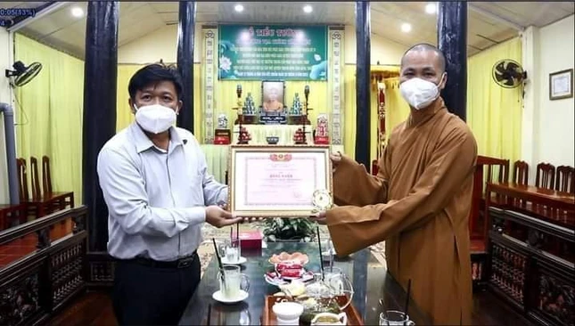 Ông Võ Ngọc Thành, Phó Chủ tịch Ủy ban MTTQVN tỉnh Đồng Tháp trao tặng Bằng khen đến Đại đức Thích Minh Phước