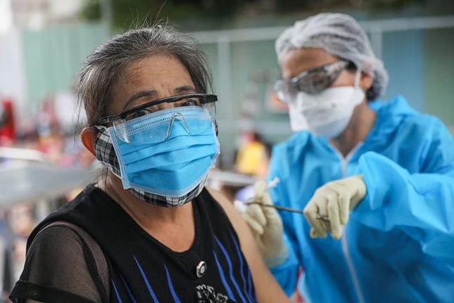 Người lớn tuổi cần được tiêm vắc-xin ngừa Covid-19 càng sớm càng tốt -Ảnh: Quỳnh Trần