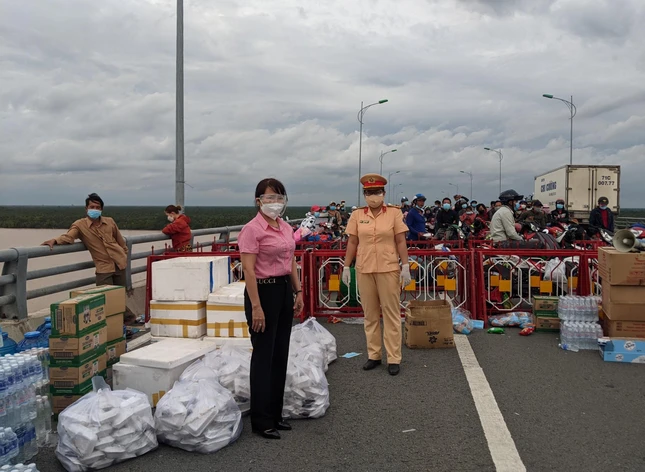 Những phần cơm của chùa Bình Phước được vận chuyển đến chốt kiểm soát cầu Cổ Chiên Những phần cơm của chùa Bình Phước được vận chuyển đến chốt kiểm soát cầu Cổ Chiên