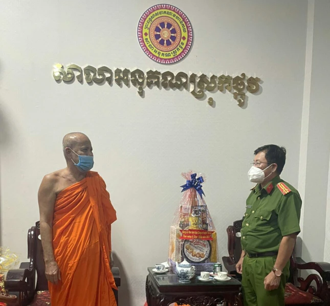 Đoàn Công an huyện Trà Cú chúc mừng lễ Sen Đôn-ta đến Hội Đoàn kết Sư sãi yêu nước huyện, tại chùa Chà
