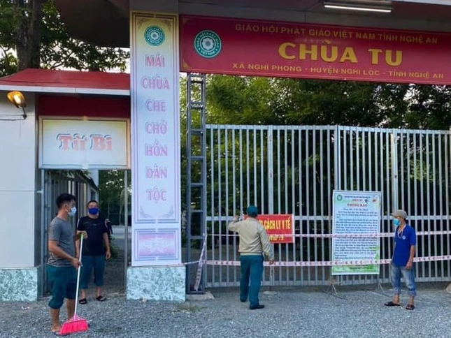 Lực lượng chức năng xã Nghi Phong (huyện Nghi Lộc) chuẩn bị để đón công dân đến cách ly y tế tại chùa Tu