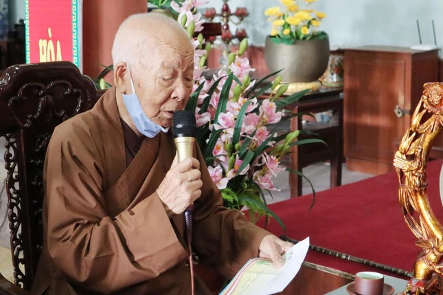 Trưởng lão Hòa thượng Thích Thanh Dục ban đạo từ Trưởng lão Hòa thượng Thích Thanh Dục ban đạo từ