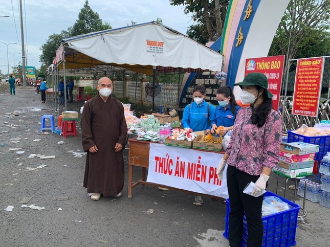 Thức ăn miễn phí được chùa Linh Phước và các mạnh thường quân dành phát cho bà con Thức ăn miễn phí được chùa Linh Phước và các mạnh thường quân dành phát cho bà con