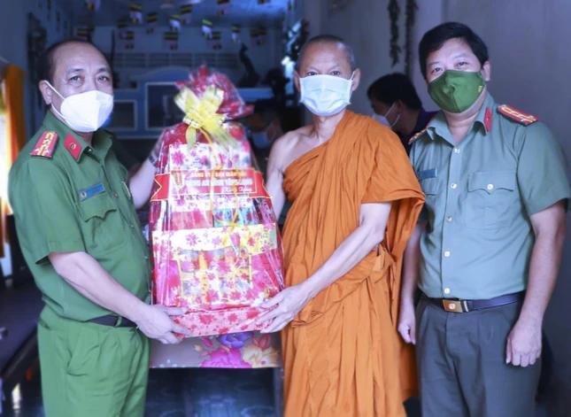 Đoàn Công an tỉnh Vĩnh Long tặng quà chúc mừng lễ Sen Đôn-ta