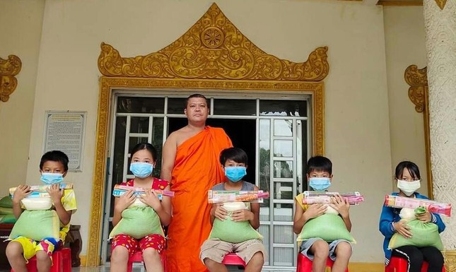 Các em học sinh nghèo hiếu học nhận quà