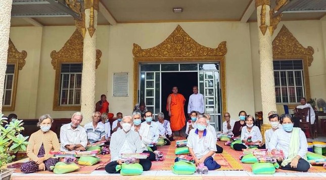 Chùa Sà Vần tặng quà đến bà con Phật tử dân tộc Khmer khó khăn nhân dịp lễ Sen Đôn-ta