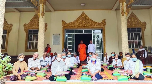 Chùa Sà Vần tặng quà đến bà con Phật tử dân tộc Khmer khó khăn nhân dịp lễ Sen Đôn-ta