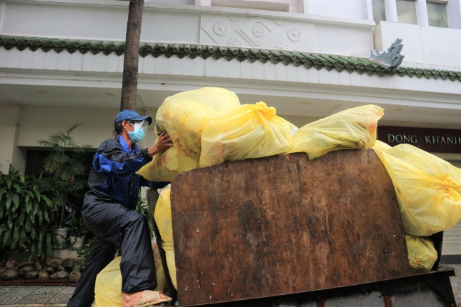 Có những ngày khối lượng rác thải phải thu gom nhiều, chú ráng làm thêm đến tận 7, 8 giờ tối. Có những ngày khối lượng rác thải phải thu gom nhiều, chú ráng làm thêm đến tận 7, 8 giờ tối.