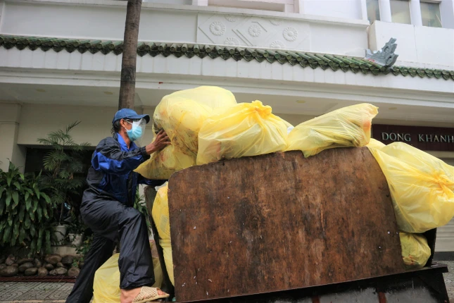 Có những ngày khối lượng rác thải phải thu gom nhiều, chú ráng làm thêm đến tận 7, 8 giờ tối. Có những ngày khối lượng rác thải phải thu gom nhiều, chú ráng làm thêm đến tận 7, 8 giờ tối.