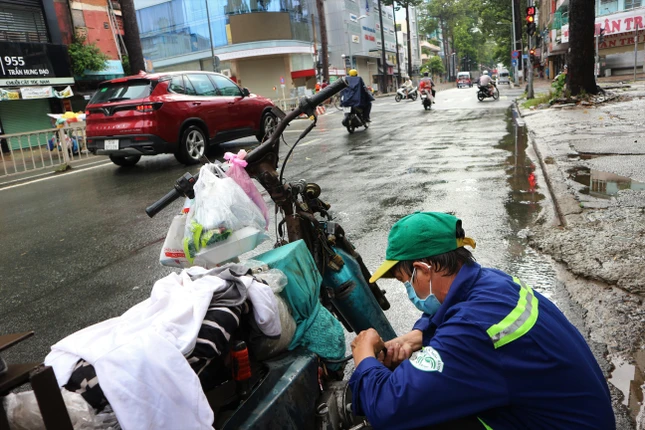 Anh Nguyễn Hoàng Tuấn tìm mọi cách sửa chiếc xe tắt máy trong mưa Anh Nguyễn Hoàng Tuấn tìm mọi cách sửa chiếc xe tắt máy trong mưa