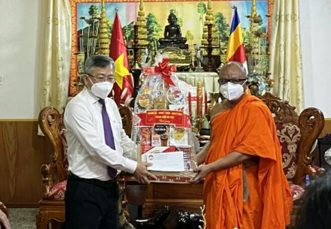 Ông Nguyễn Trung Nhân tặng quà chúc mừng lễ Sen Đôn-ta Ông Nguyễn Trung Nhân tặng quà chúc mừng lễ Sen Đôn-ta