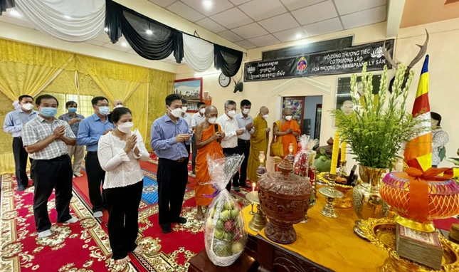 Chư tôn đức và đại diện chính quyền dâng hương tưởng niệm trước Giác linh Hòa thượng Chư tôn đức và đại diện chính quyền dâng hương tưởng niệm trước Giác linh Hòa thượng