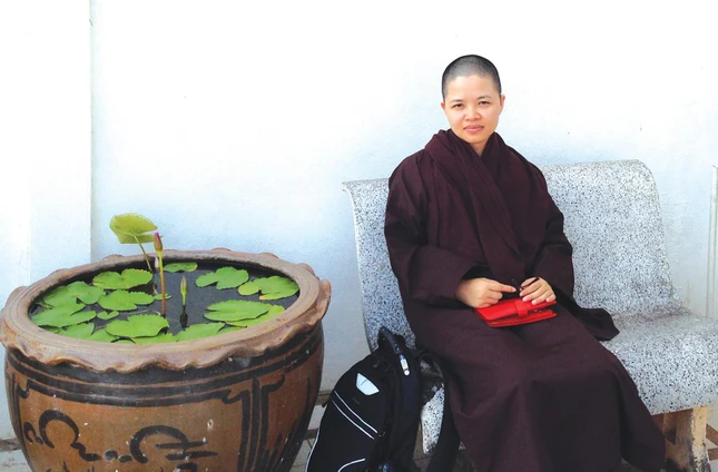 Nhà văn Phan Việt xuất gia gieo duyên ở một ngôi chùa tại Thái Lan - Ảnh: NVCC