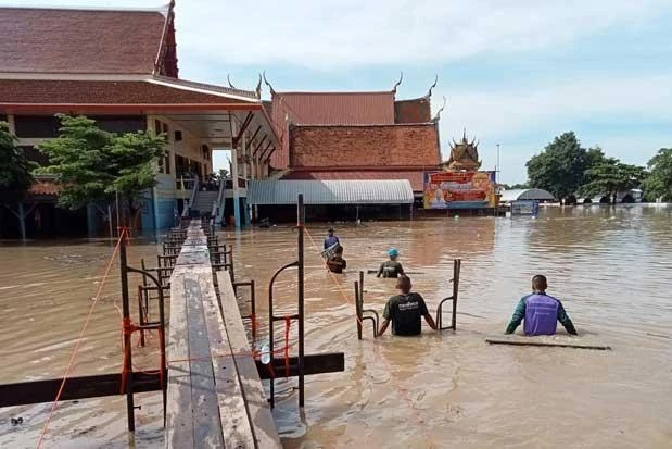 Binh sĩ dựng cầu tạm cho các nhà sư và Phật tử đến wat Chula Manee ở huyện Bang Ban, tỉnh Ayutthaya