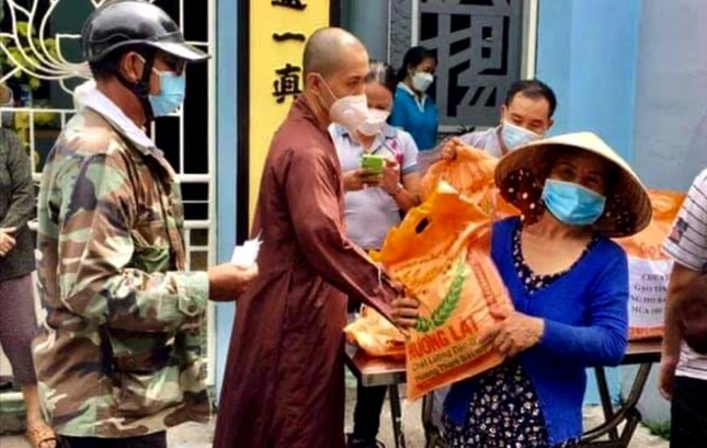 Chùa Thiên Xá trao gạo đến bà con