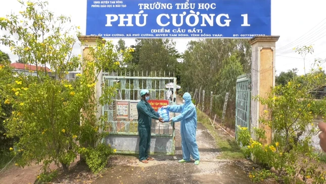 Thượng tọa Thích Thiện Quý trao các phần cơm tại khu vực cách ly tập trung