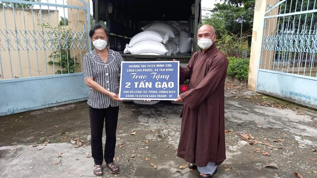 Thượng tọa Thích Minh Sơn trao 2 tấn gạo đến đại diện Ủy ban MTTQVN huyện Châu Thành