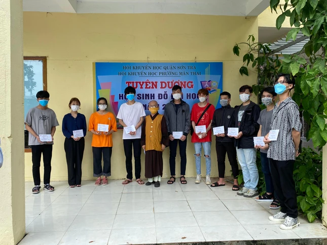 Thượng tọa Thích Thông Quang và các bạn tân sinh viên trong buổi lễ tuyên dương