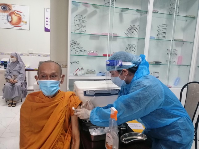Chư Tăng được tiêm vắc-xin phòng Covid-19 Chư Tăng được tiêm vắc-xin phòng Covid-19
