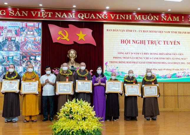 Trao tặng Bằng khen của Chủ tịch UBND tỉnh Thanh Hóa cho các tập thể có thành tích trong phong trào xây dựng “Chùa cảnh tinh tiến, gương mẫu” giai đoạn 2001-2021.