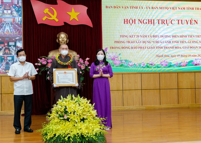 Trao Bằng khen cho cá nhân có thành tích trong phong trào xây dựng “Chùa cảnh tinh tiến, gương mẫu” giai đoạn 2001-2021.