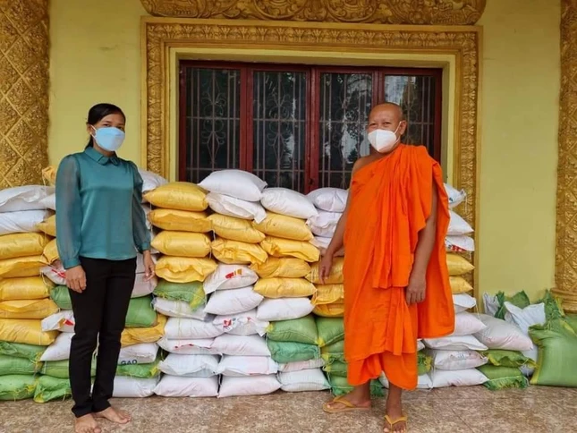 Đại diện chính quyền đến nhận gạo tại chùa Sóc Xoài Đại diện chính quyền đến nhận gạo tại chùa Sóc Xoài