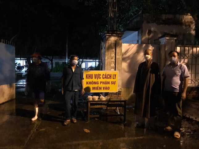 Đại đức Thích Lệ Hùng hỗ trợ cơm đến khu vực cách ly Đại đức Thích Lệ Hùng hỗ trợ cơm đến khu vực cách ly