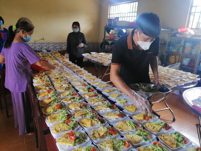 Phật tử chùa Bình Phước chuẩn bị các phần cơm Phật tử chùa Bình Phước chuẩn bị các phần cơm