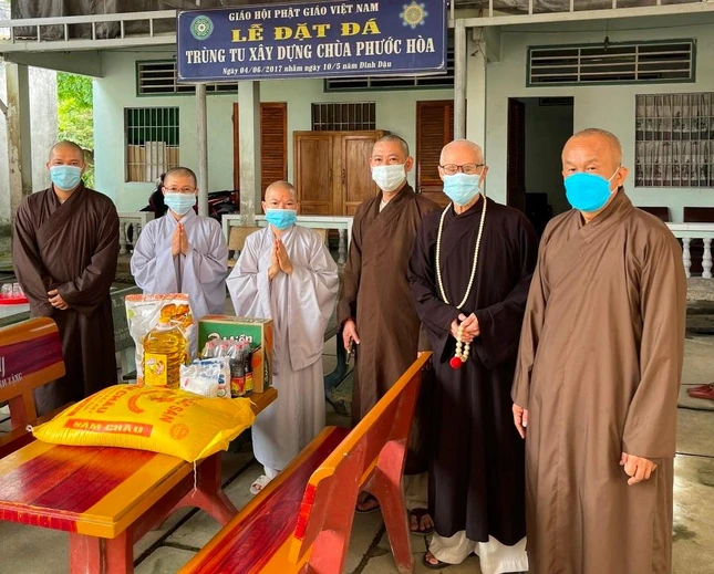 Cúng dường vật phẩm đến chư Ni chùa Phước Hòa