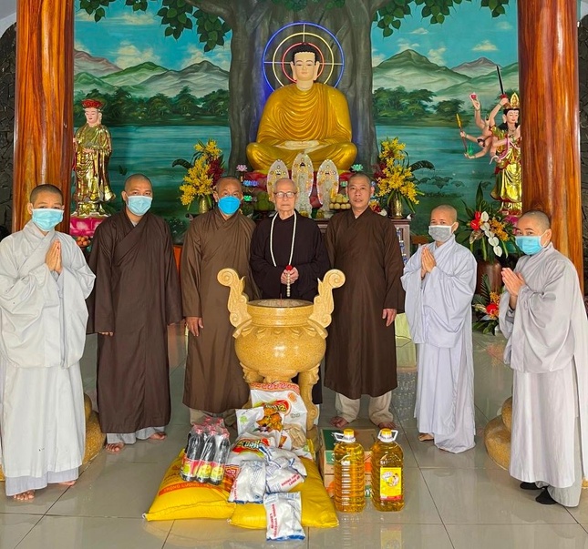 Cúng dường tại trường hạ chư Ni chùa Pháp Huệ