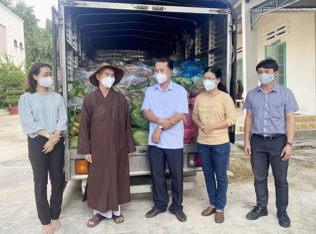 Quang cảnh buổi trao quà hỗ trợ bà con khó khăn ở TP.Phan Thiết