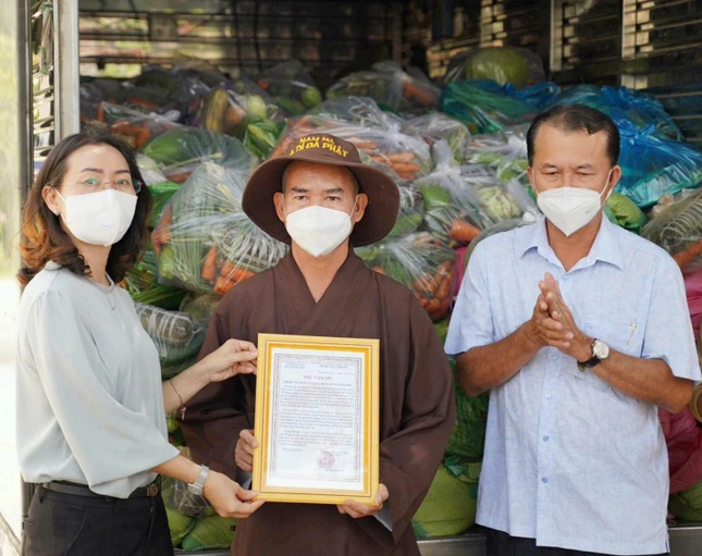 Đại đức Thích Tâm Trí, trụ trì chùa Quán Âm nhận thư cám ơn của Ủy ban MTTQVN tỉnh