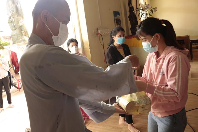 Trao quà cho phụ huynh của các em