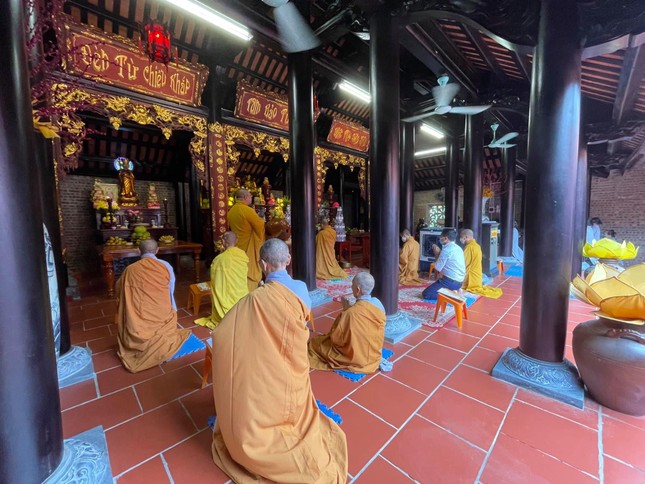 Nghi lễ niêm hương bạch Phật tại chánh điện chùa Chí Linh