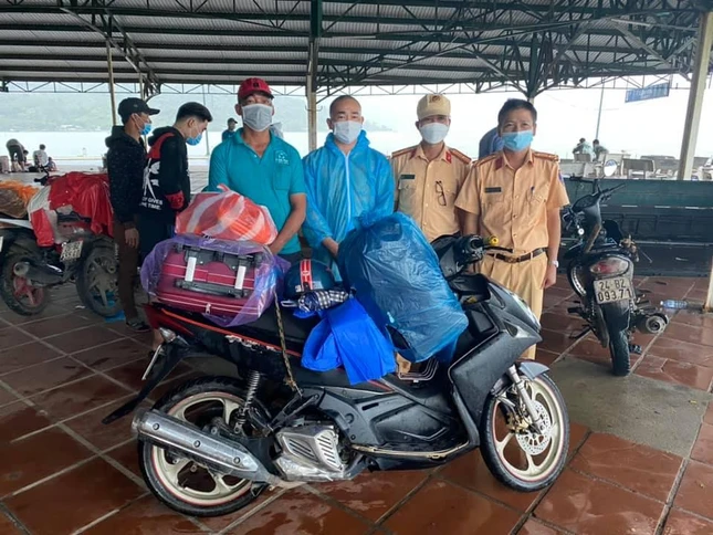 Đại đức Thích Thiện Mỹ trao xe máy cho anh Đỗ Xuân Tưởng để có phương tiện về quê