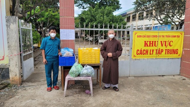 Đại đức Thích Phước Hoàng trao cơm tại khu vực cách ly tập trung