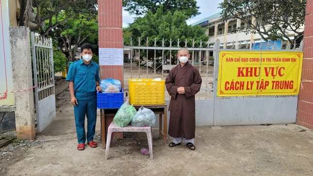 Đại đức Thích Phước Hoàng trao cơm tại khu vực cách ly tập trung