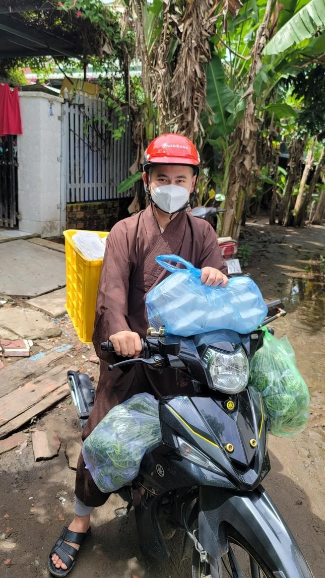 Vị Tăng trẻ đích thân chở những phần cơm đến các khu cách ly tập trung trong huyện Bình Đại