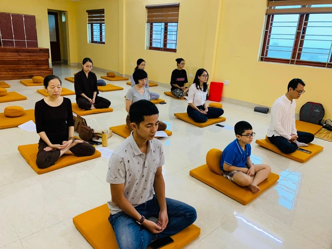 Phật tử thực tập tọa thiền Phật tử thực tập tọa thiền