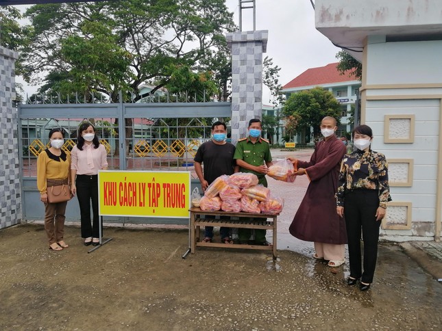 Đoàn từ thiện chùa Bình Phước trao quà tại khu cách ly tập trung