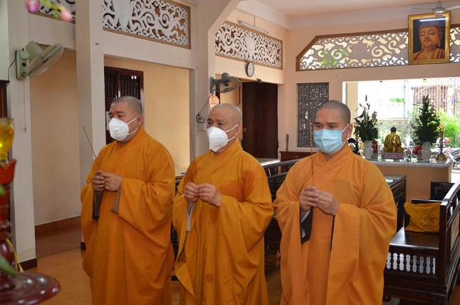 Thắp hương tưởng niệm đến Ni trưởng Thích nữ Như Diệu