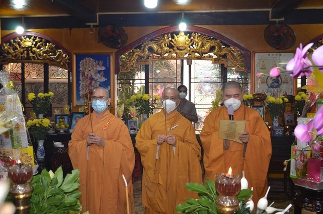 Chư tôn đức Ban Trị sự Phật giáo quận Bình Thạnh thành kính thắp hương tưởng niệm, đảnh lễ Giác linh Hòa thượng Thích Thiện Phước