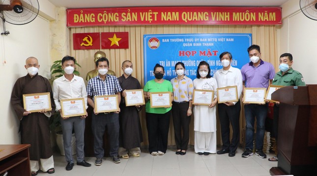 Chư tôn đức và các cá nhân tiêu biểu được biểu dương - Ảnh: Lê Hiền