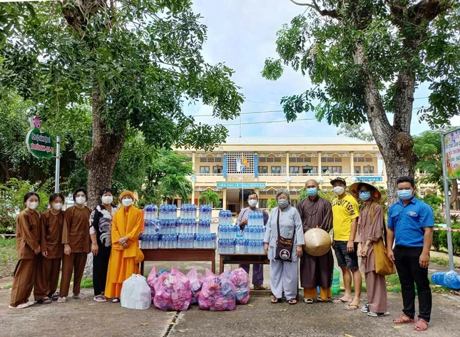 Nhóm thiện nguyện Hương Sen trao quà tại khu cách ly ở xã Phú Thuận B