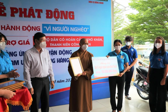 Thượng tọa Thích Tâm Chơn trao bảng ủng hộ 50 triệu đồng đến đại diện Ủy ban MTTQVN quận Bình Thạnh để chăm lo cho người nghèo